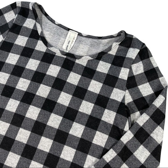 New Mode size medium long sleeve black & white checkered shirt, ruffle bottom - Picture 2 of 9